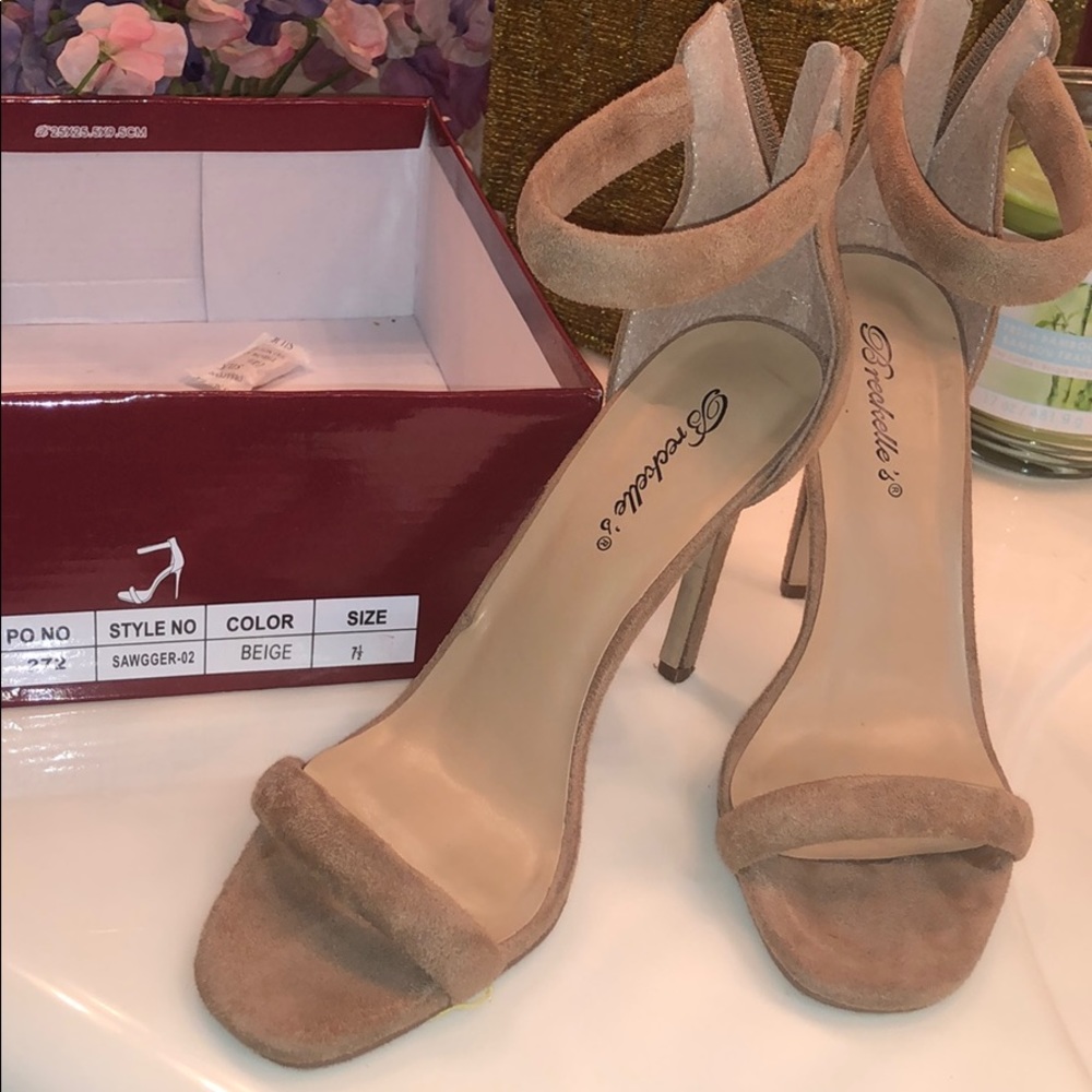 TAN HEELS
